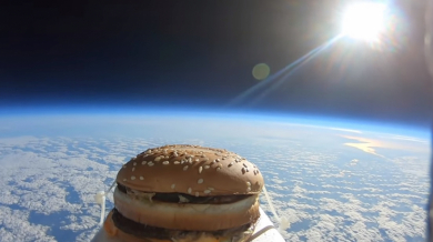 Хамбургер от космоса изненада футболен клуб (СНИМКИ и ВИДЕО)