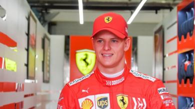 Случи се: Синът на Шумахер във Ф1, Корина до него на пистата в Бахрейн (ВИДЕО)