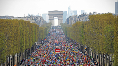 Не е за вярване! Изумителна гледка от маратона в Париж (СНИМКИ) 