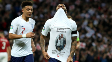 Английски национал плаща погребението на млад футболист