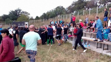 Циганин удари с лопата по главата запалянко на мач край Пловдив и стана страшно!