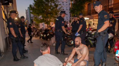 Полицията в Мадрид наби английски фенове (ВИДЕО)