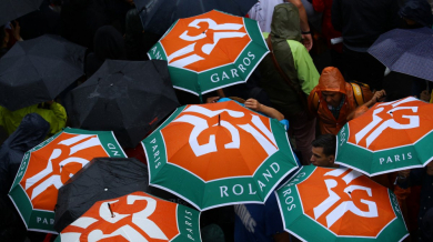 На "Ролан Гарос" не спира да вали, а един чадър...
