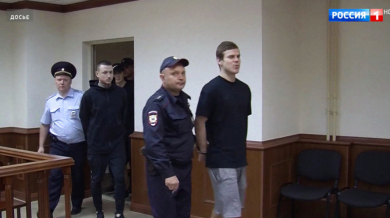 Руски национал побойник влезе в болница с белезници (ВИДЕО)