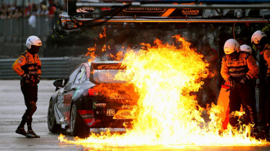 Автомобил пламна по време на състезание (ВИДЕО)