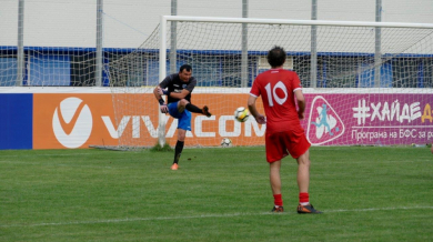 Кметът на Балчик игра футбол срещу звезди в подкрепа на толерантността (СНИМКИ)