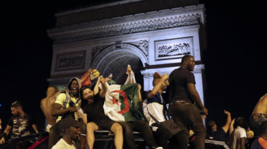 Алжирците подлудиха Франция след триумфа