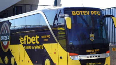 Екшън в Студентски град: Атакуваха автобуса на Ботев преди мача с Левски 