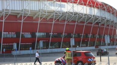 Футболен стадион се срути часове преди важно събитие СНИМКА