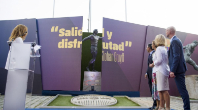 Барселона постави статуя на Кройф пред „Камп Ноу“ СНИМКИ