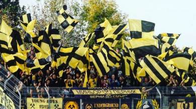 Фенове на Миньор запалиха стадиона в Самоков