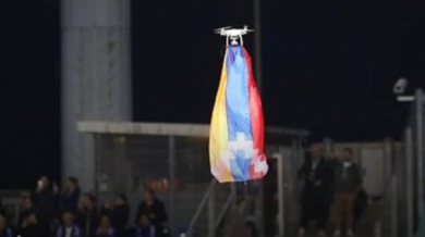 Скандално: Политическа провокация с дрон прекъсна мач от Лига Европа, българин гледа (ВИДЕО)
