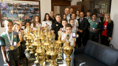 Министър Кралев награди медалистите от Европейскoто по кикбокс