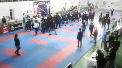 Грозни сцени! Треньор скочи срещу съдия на турнир по карате ВИДЕО