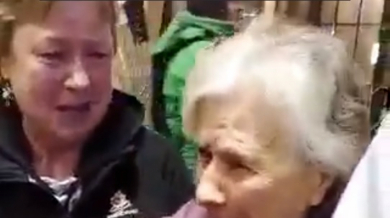 Заведоха 86-годишна баба на мач, а реакцията й е незабравима ВИДЕО