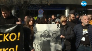 Фенове на Ботев и семейството на Тоско протестираха в София ВИДЕО 