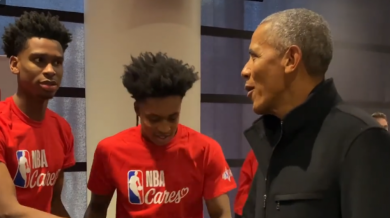 Барак Обама се пошегува с легенда от НБА ВИДЕО