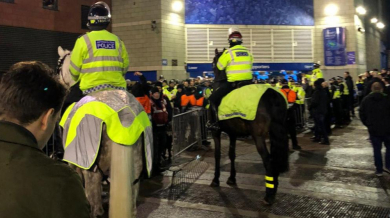 Хаос с бесни фенове в Лондон, конна полиция се намеси ВИДЕО
