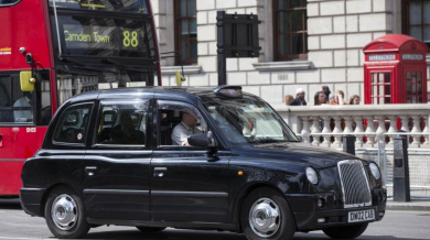 Сензация в Лондон! В таксито на българин влезе известна личност без маска СНИМКА