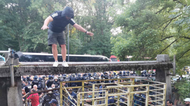Появи се ВИДЕО 18+ от боя между футболни фенове и полиция в Борисовата градина 