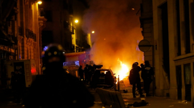 Ад в Париж, обърнати коли и много арестувани СНИМКИ