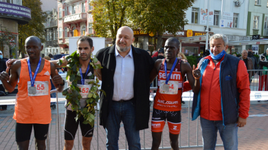 Мароканец победи в маратон Варна и грабна големия джакпот СНИМКИ