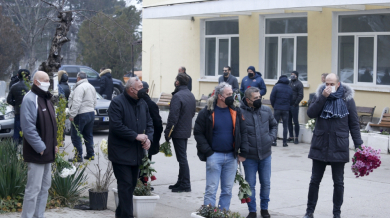 Известни мъже плачат на поклонението на Никола Спасов СНИМКИ