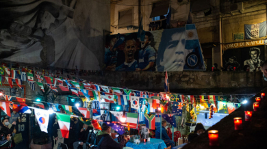 Хиляди по улиците в Неапол, плачат за Бог Марадона ВИДЕО