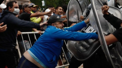 Бой между полиция и фенове на поклонението на Марадона ВИДЕО