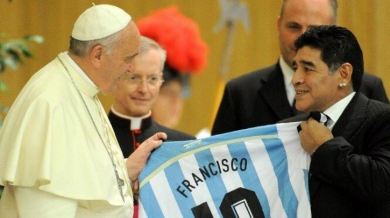 Папа Франциск с подарък за семейството на Марадона