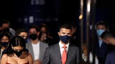 Колко "изненадващо": Роналдо спечели "Футболист на века" на церемонията на агента си ВИДЕО