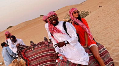 Купон на макс: Али Соу лети с АТВ в пустинята, качи Габи на камила ВИДЕО