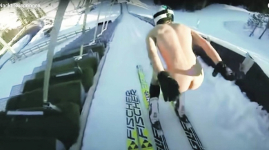Вижте какви ги върши чисто гол новата звезда на ски-скока ВИДЕО