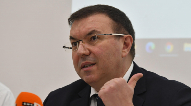 Министър Ангелов коментира връщането на феновете по стадионите
