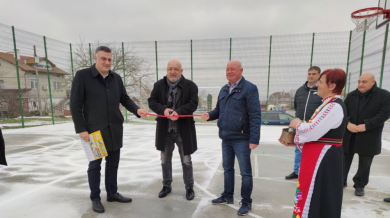 Кралев откри нова спортна площадка в село Слънчево