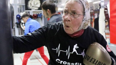 Баба на 75 изуми! Лекува тежка болест с бокс ВИДЕО