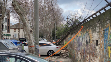 Кошмар! Стена падна и смаза осем коли в близост до стадион СНИМКИ