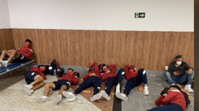 Koшмар! Футболисти спаха на пода, причината е шокираща