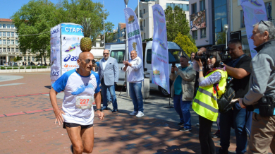 Израелец пробяга 42 км на маратона във Варна с ананас на главата СНИМКИ 