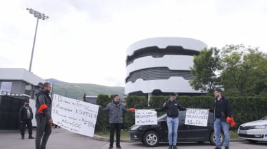 Пародия пред БФС: Само четирима се явиха на протеста СНИМКИ 