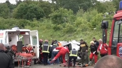 Страшна трагедия! 38-г. загина в катастрофа, пожарникари го вадиха от колата ВИДЕО