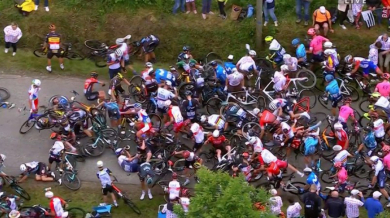 Фен предизвика масова катастрофа на "Тур дьо Франс" ВИДЕО