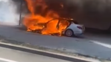 Смразяващо! Автомобил с футболни шефове се запали в движение и стана страшно! ВИДЕО