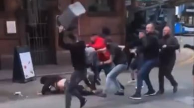 Хаос в Манчестър! Масов бой на улицата, летят столове, всеки се бие с всеки ВИДЕО