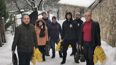 Фенове на Левски зарадваха над 100 семейства преди Коледа СНИМКИ