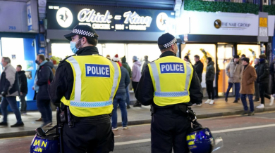 Кръв в Лондон, полиция налага хората с палки ВИДЕО