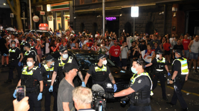 Страшни драми в Мелбърн: Фенове на Джокович се биха с полицията ВИДЕО 18+