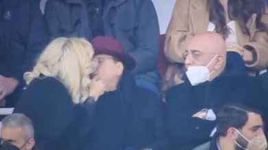 Палавник: Старецът Берлускони се натиска с 32-годишната си любовница ВИДЕО 