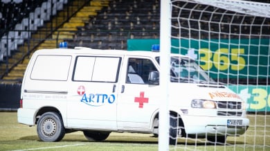 Шок! Футболист загуби съзнание на мач в България, а линейката...