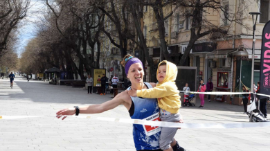 Победителката в маратон Стара Загора финишира, носейки детето си СНИМКИ